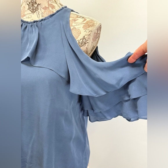 ALICE & OLIVIA Blue Idalla Silk Ruffled cold shoulder Blouse size M - Picture 4 of 15